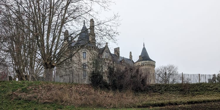 Visit around the castle of Saint-Aulaye